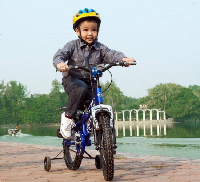 Xe đạp là một trong những món đồ chơi mà các mẹ nên sắm khi trẻ lên 3
